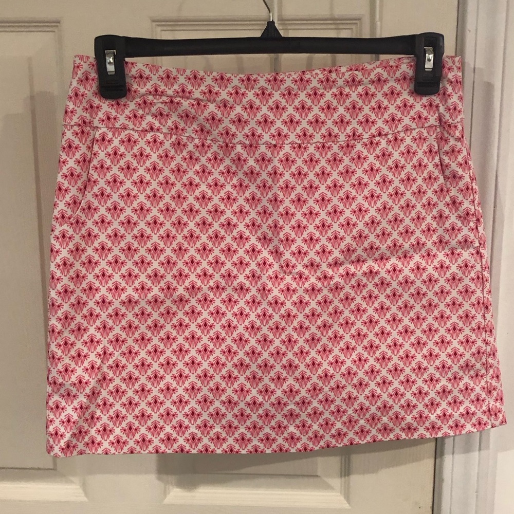 Eight Clovers Women’s skirt size 8. Elastic waist with pockets.